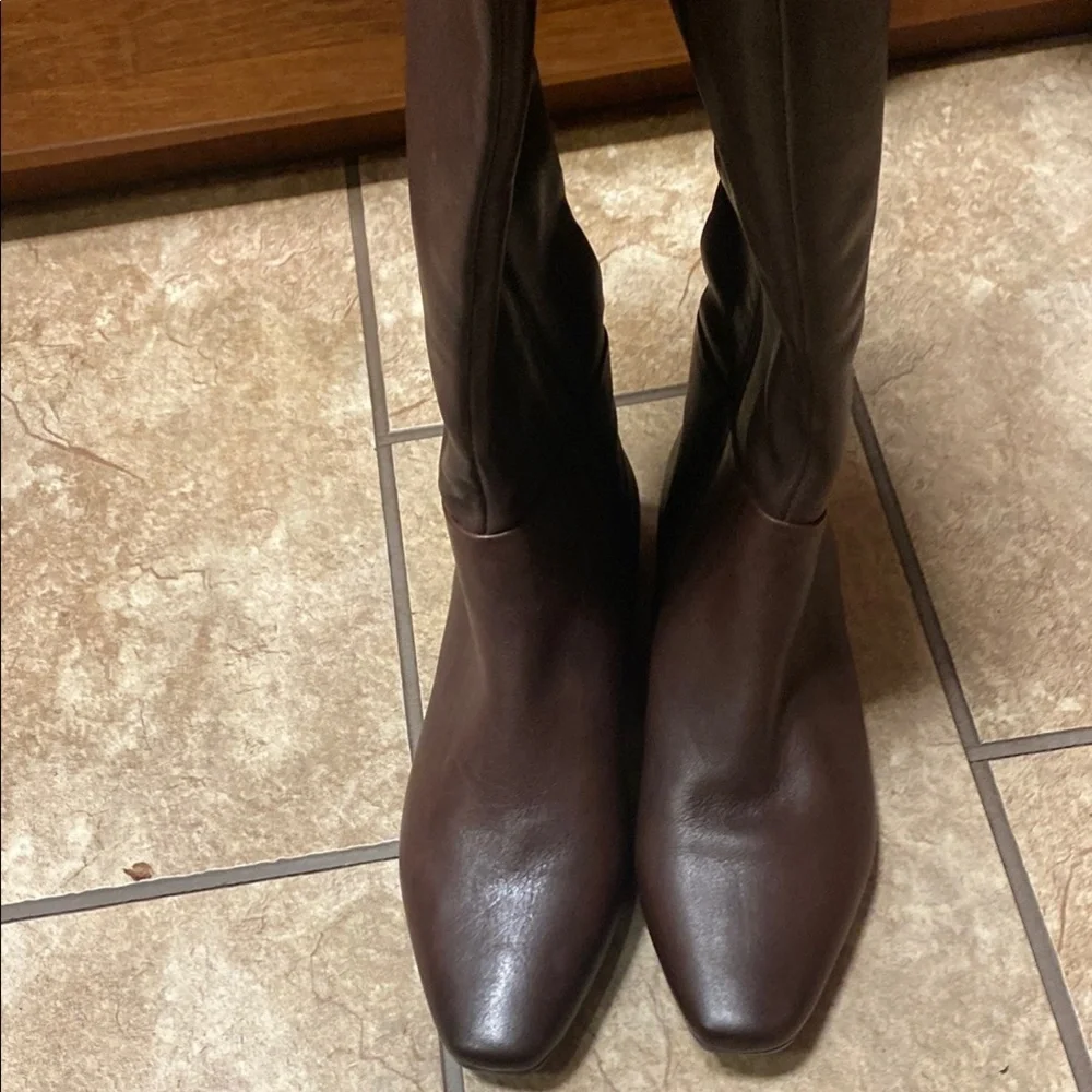 Naturalizer Brown Wide-Calf Size 5.5 Knee High Boots with Gold Accent Sleek Fall